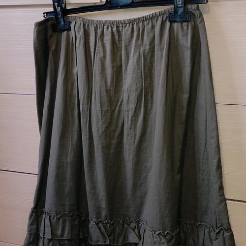 Ysatis double khaki-green skirt like new with ruffles and sequins