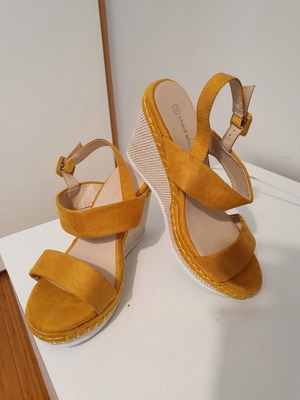 Ideal Shoes women's sandals used, size 38