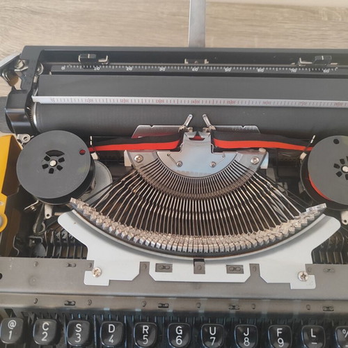 Brother Deluxe 250TR Vintage Typewriter 1975 mustard with Greek keyboard