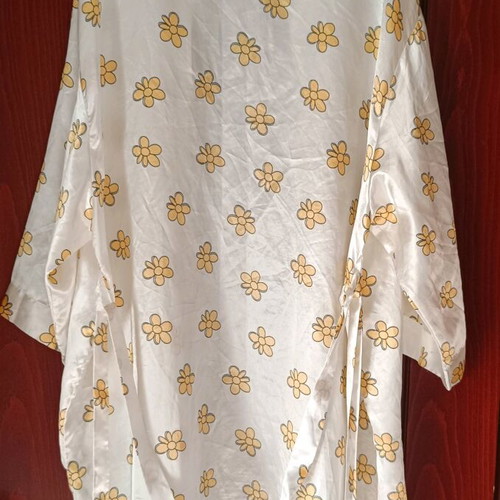 Satin robe white like new, size L