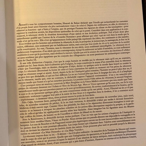 Encyclopedie du costume book like new, French edition