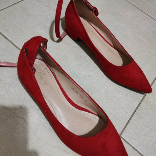 Low heel pumps size 40 like new