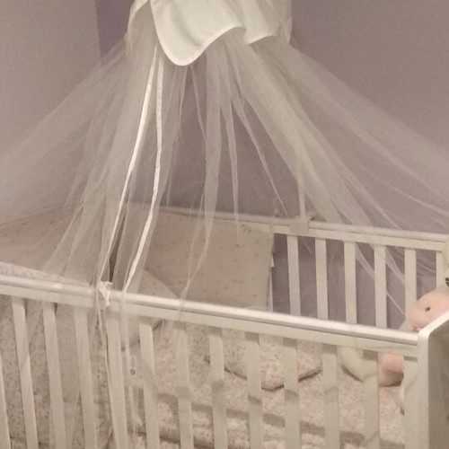 Baby Oliver mosquito net like new, white fabric and tulle