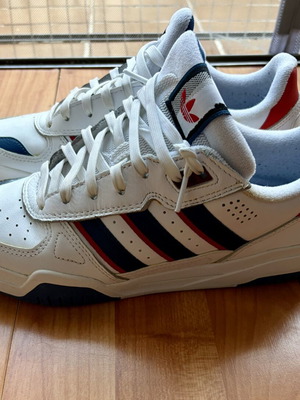 Adidas Tekkira Cup αθλητικά παπούτσια, μέγεθος 41.5, λευκό και σκούρο μπλε