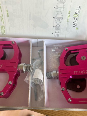 Magnetic pedals new in pink fuchsia color