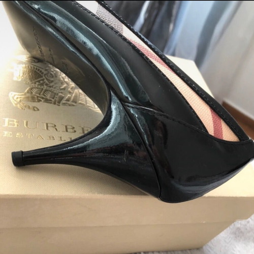 Burberry black patent leather pumps with metallic buckle like new