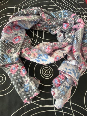 Γυναικείο φουλάρι ελαφρύ σαν καινούργιο με floral print