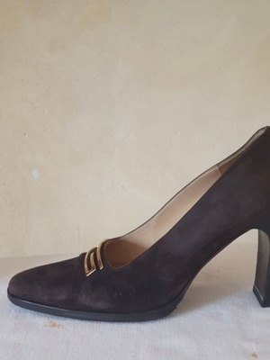 Γόβες Gucci 39.5 καφέ σουέντ μεταχειρισμένες με χρυσαφί εγκράφα