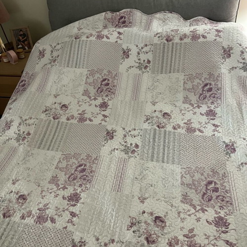 Quilted double-sided bedspread with floral design and pillowcases, new