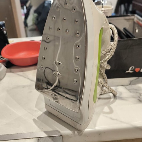 Steam iron like new, lightly used