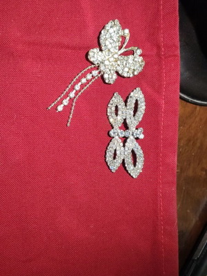 Pin set in excellent condition