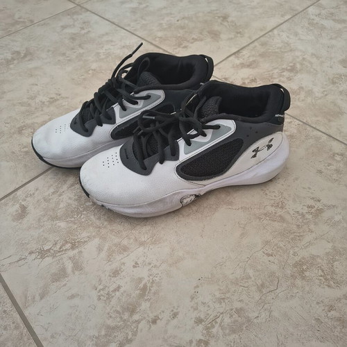 Under Armour basketball shoes like new, size 39-40, black and white