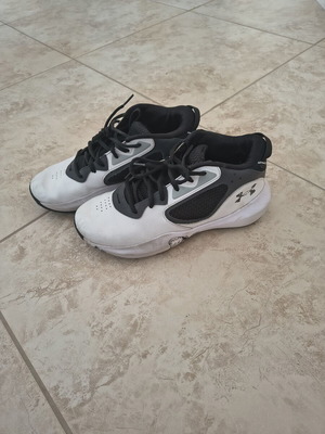 Under Armour basketball shoes like new, size 39-40, black and white