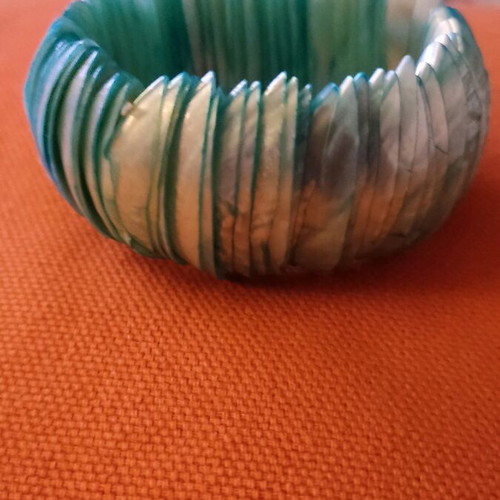 Elastic bracelet made of iridescent shell like new