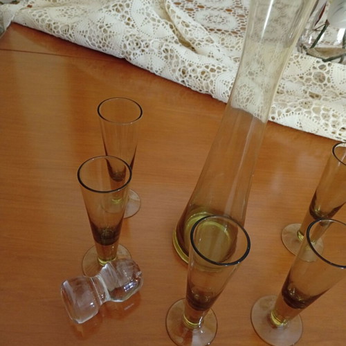 Glass serving set like new with carafe and 5 green glasses