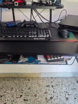Gaming Chair Fury Avenger XL and Carbon gaming office desk like new