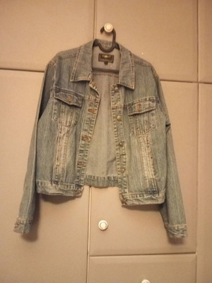 Denim jacket like new, size Medium, blue
