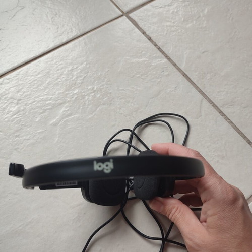 Logitech H151 Headphones with Microphone and 3.5mm Jack like new