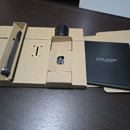 Wecom Intuos Pro Small graphic tablet like new with pen and accessories