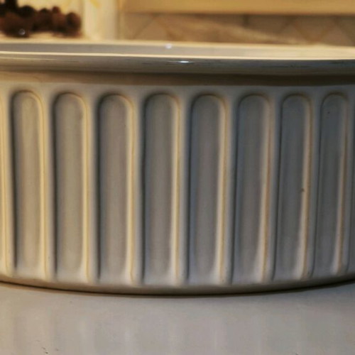 Pyrex heat-resistant cookware used with slight crack, 27cm diameter
