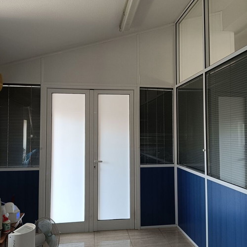 Office partitions with double glass and internal blinds, like new, 15m