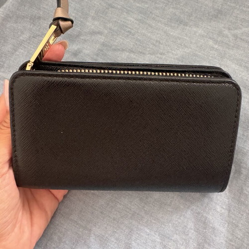 Marc Jacobs Snapshot wallet used, shiny saffiano leather, black and beige