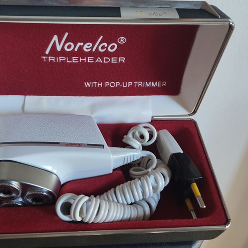 Norelco SC8130 Electric Shaver vintage, like new, with case