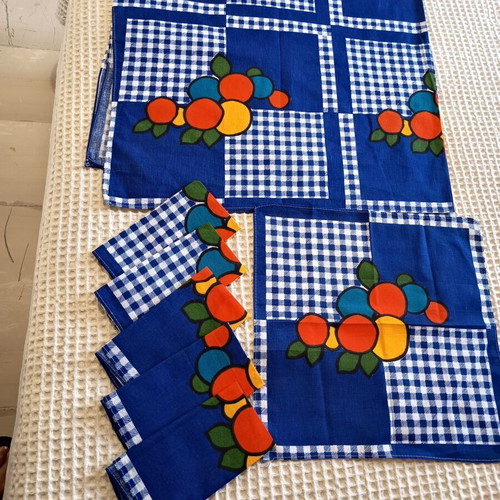 Vintage linen tablecloth 120x118 cm with 6 blue checkered fruit napkins like new
