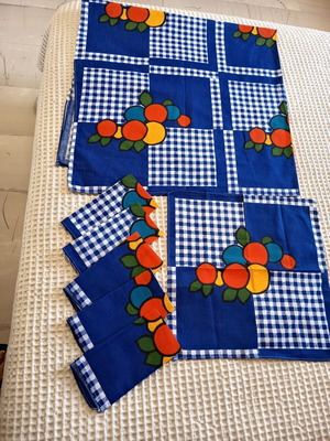 Vintage linen tablecloth 120x118 cm with 6 blue checkered fruit napkins like new