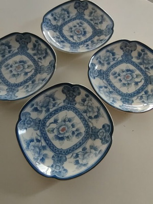 Serving Plates set of 4, new