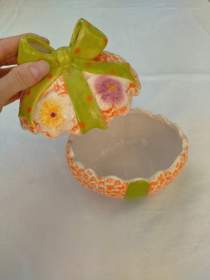 Easter egg-shaped fondantier like new