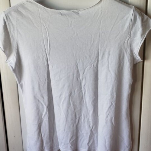 Benissimo T-shirt Size M white like new with laser cut
