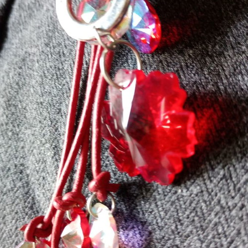 Alternative necklace used with red and transparent iridescent crystals and leather strap