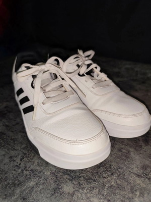 Adidas athletic shoes used, size 40, black and white