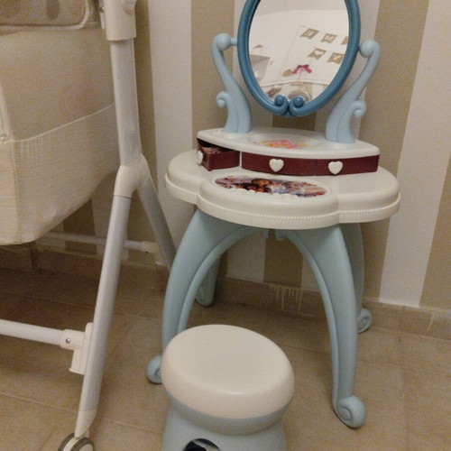 Frozen vanity with stool new