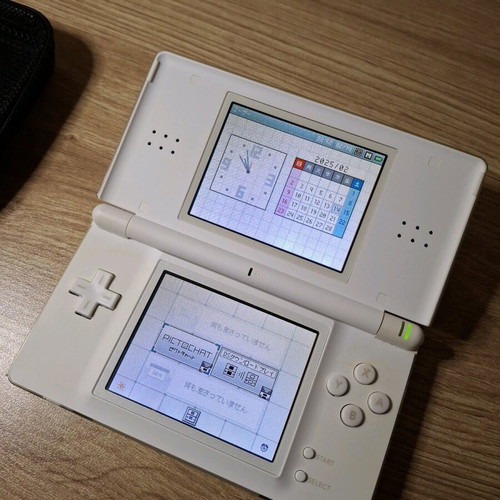 Nintendo DS Lite White like new with charger and carrying case