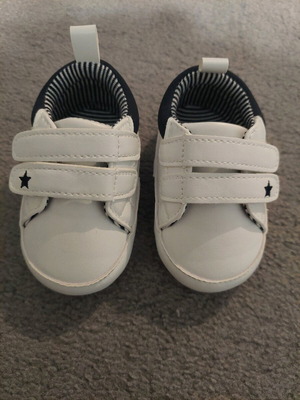 Baby shoes for boy size 18 like new