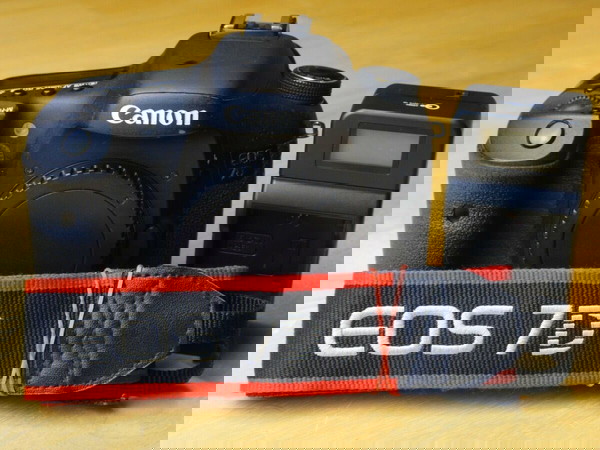 Canon EOS 7D body ΑΡΙΣΤΗ ΚΑΜΕΡΑ ΠΥΡΟΒΟΛΟ 8fps!!