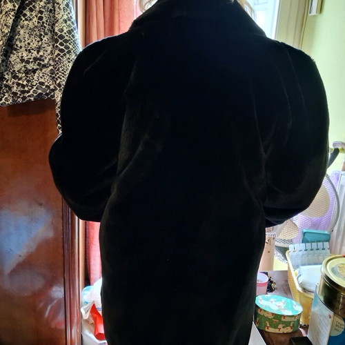 Black synthetic fur coat XL like new with pockets and lining