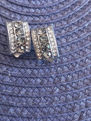 Earrings with rhinestones impressive yet discreet