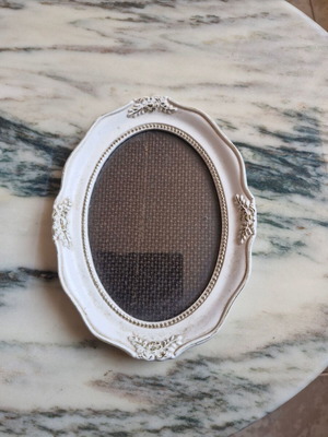 Oval ceramic frame like new