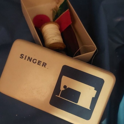 Singer antique sewing machine in case like new