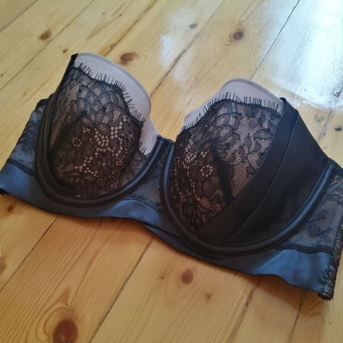 Hunkemöller NOIR balconette lace bra with satin and black stones, 70D