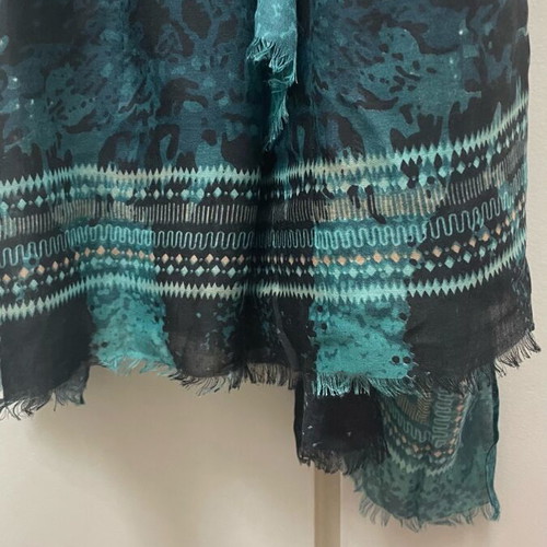 Long scarf with wolf print new, black and green