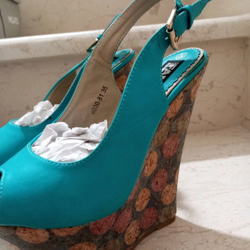 Turquoise platform shoes like new, size 35 with unique heel