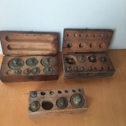 Wooden boxes with brass weights used, pack of 3, total 19 weights