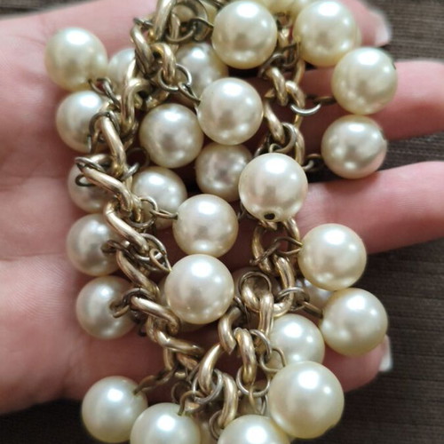 Bracelet with faux pearls used, romantic and modern design