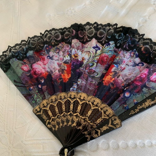 Floral fan like new with lace and gold details