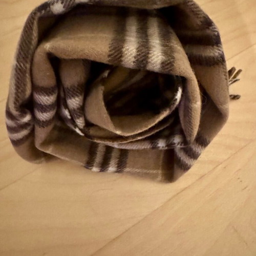 Galléries Lafayette 100% wool scarf like new, beige