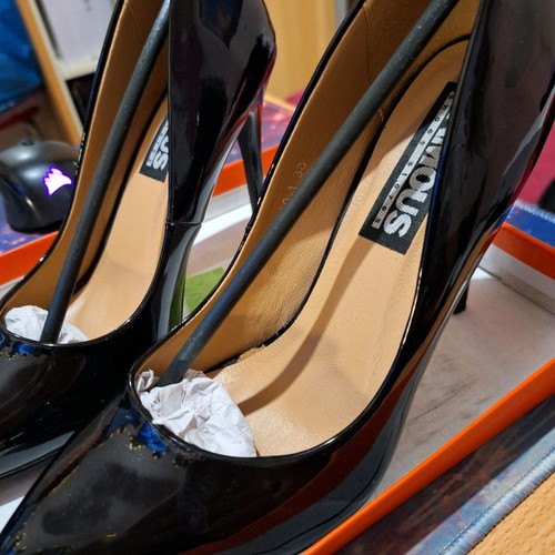 FAMOUS black pumps size 38 like new